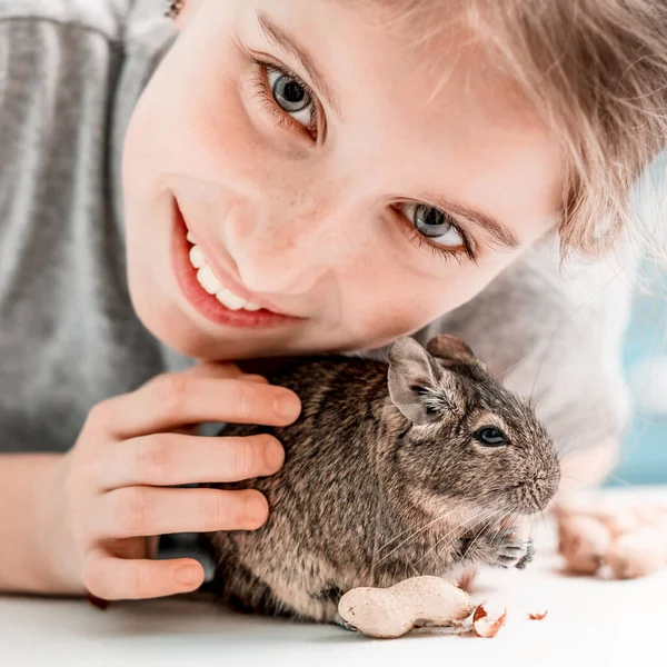 Portret van een jong meisje met degu eekhoorn — Stockfoto