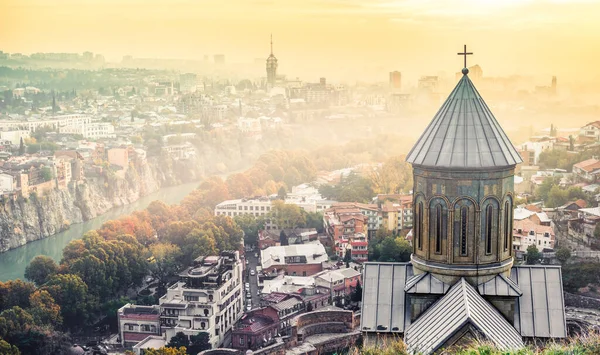 Zonsondergang uitzicht op Tbilisi en Sint Nicolaaskerk vanuit Narikala F — Stockfoto