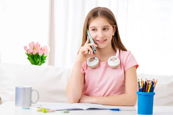 Flicka pratar med vänner på telefon — Stockfoto