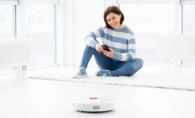 Uzaktan kumandalı robot temizleyici