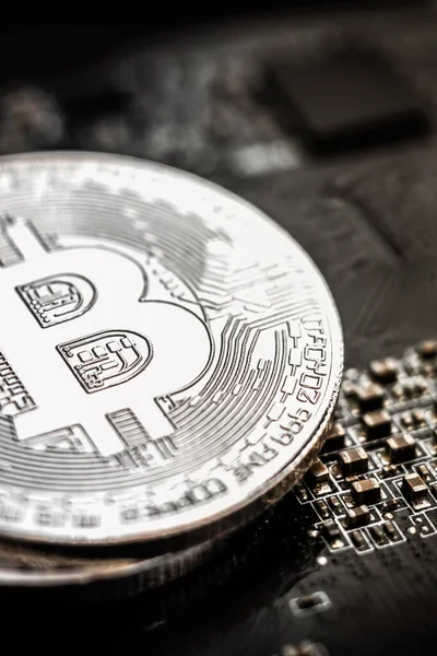 Bitcoin argento sullo sfondo della scheda madre del computer — Foto Stock