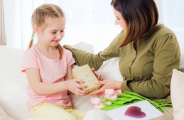 Figlia dando madre presenta — Foto Stock