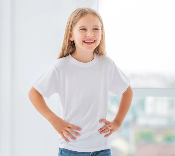 Niña con nueva camiseta blanca — Foto de Stock