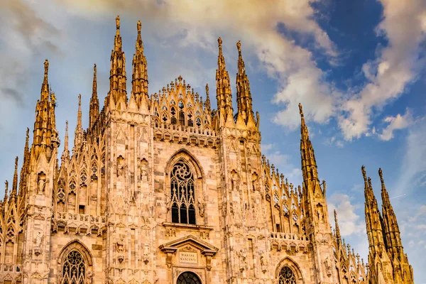 Catedral de Milán a la luz del sol —  Fotos de Stock