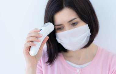 Sıcaklığı ölçen kadın