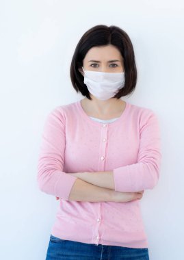 Koruyucu maske takan kadın