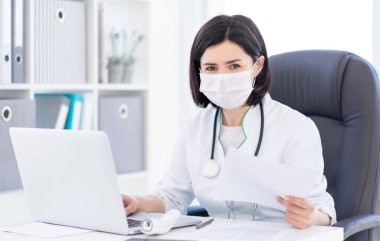 Maskeli doktor iş başında.