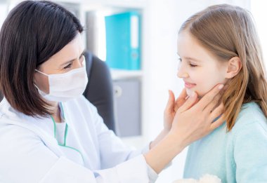 Doktor lenf düğümlerini kontrol ediyor