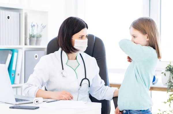Pemeriksaan gadis kecil oleh dokter — Stok Foto