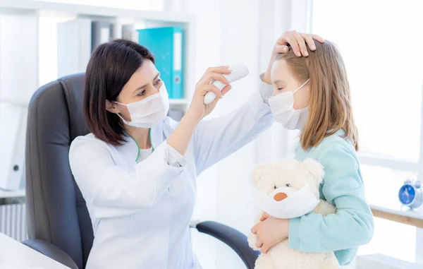 Doctor measuring temperature of girl — Stock Photo, Image