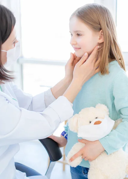 Kleines Mädchen beim Arzttermin — Stockfoto