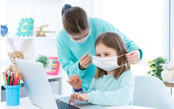 Sorella indossando maschera medica — Foto Stock