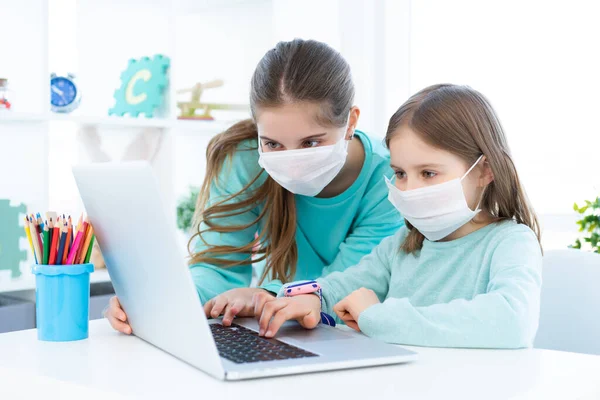 Ragazze che studiano a casa utilizzando il computer portatile — Foto Stock