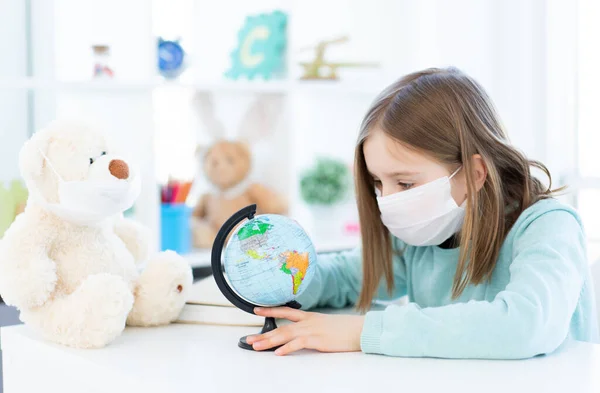 Ragazza della scuola studiare a casa — Foto Stock