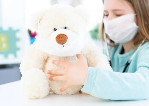 Teddy beer met medisch masker — Stockfoto