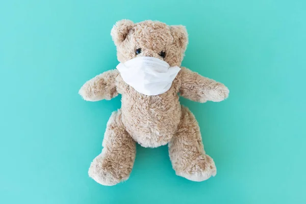 Pluche teddy in medisch masker — Stockfoto
