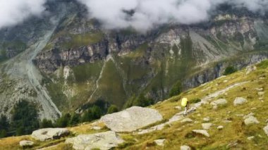 Alp zirvesi boyunca yürüyen bir turist