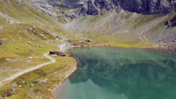 Lago entre montanhas alpinas — Vídeo de Stock