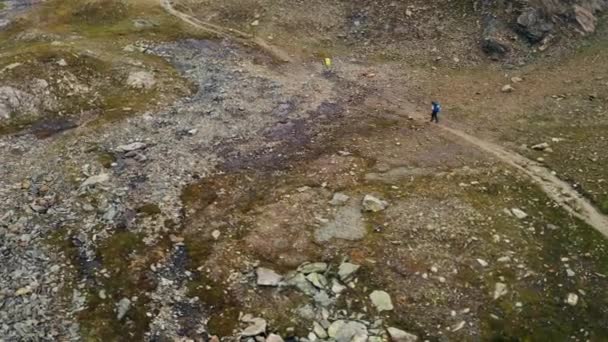 Turistas escalando montanha alpina — Vídeo de Stock