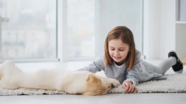 Yavru köpekle oynayan kız
