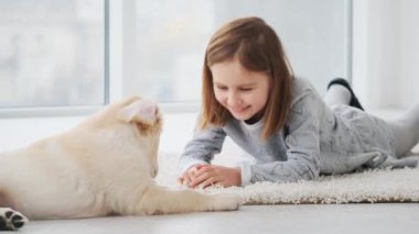 Yavru köpekle oynayan kız