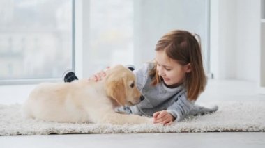 Yavru köpekle oynayan kız