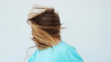 Başını sallayan tatlı kız.