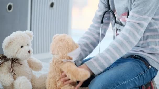Маленька дівчинка дезінфікує лапи ведмедів — стокове відео