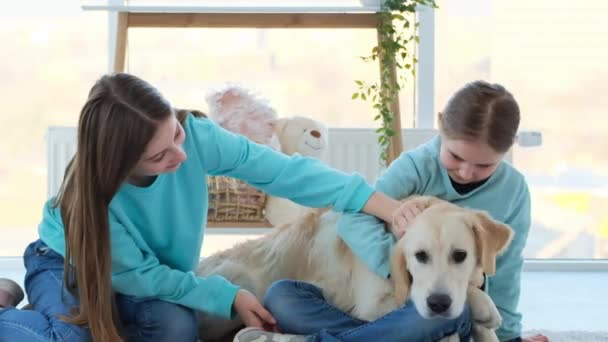 Χαρούμενες αδελφές παλεύουν αξιολάτρευτο σκυλί — Αρχείο Βίντεο