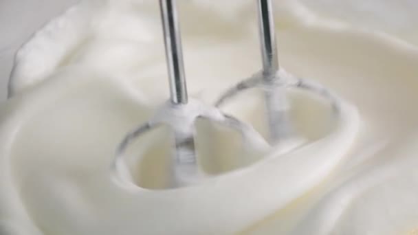 Using mixer for preparing cream — Stock Video