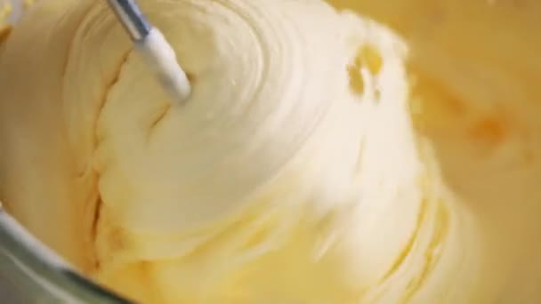 Karıştırıcıyla hamur hazırlanıyor — Stok video