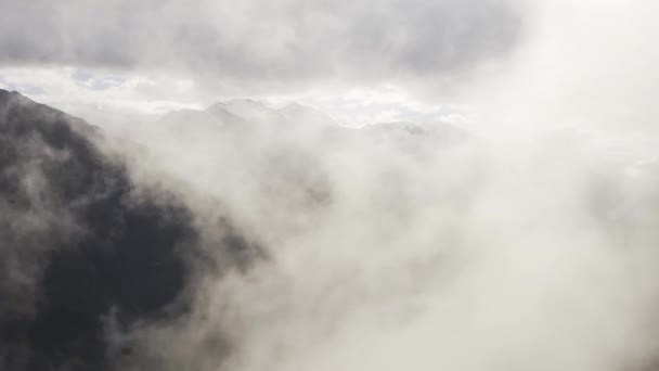 Nubes en las cimas de las montañas — Vídeo de stock