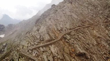 Turistler yukarı doğru yürüyorlar