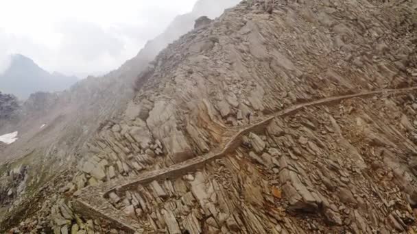 Turistas caminhando para cima — Vídeo de Stock