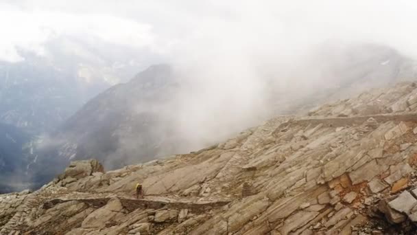 Estrada romana velha na montanha — Vídeo de Stock