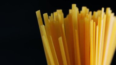 Bir sürü çiğ vermicelli.