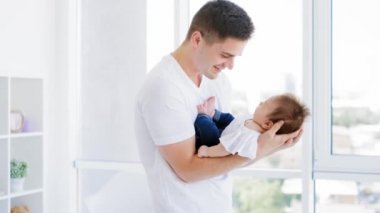 Genç baba kucağında bebek