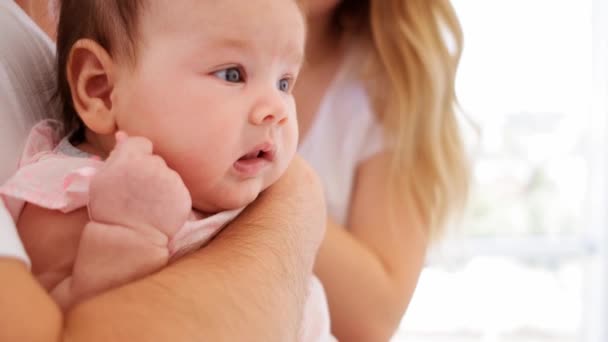 Bebé en brazos de sus padres — Vídeos de Stock