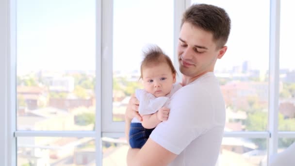 抱婴儿的年轻父亲 — 图库视频影像