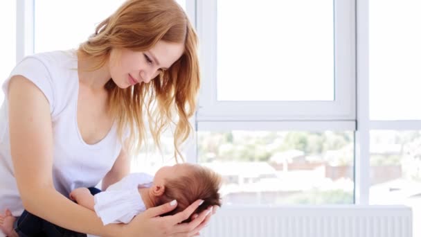 Niña en brazos de madres — Vídeos de Stock