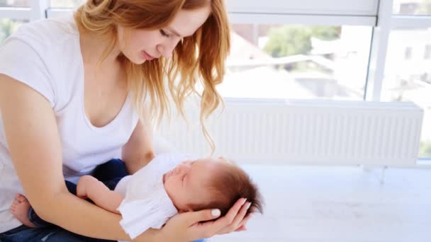 Madre sonriendo a su bebé — Vídeos de Stock