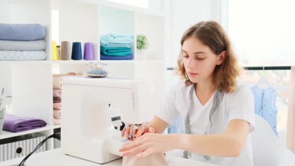 Woman is sewing on sewing machine — Stock Video