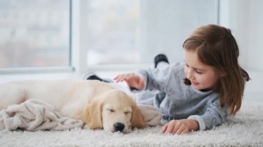 Küçük kız ve köpek yavrusu