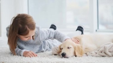 Küçük kız ve köpek yavrusu