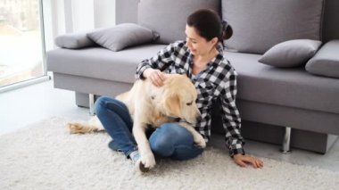 Güzel bir kadın güzel bir av köpeği avlıyor.