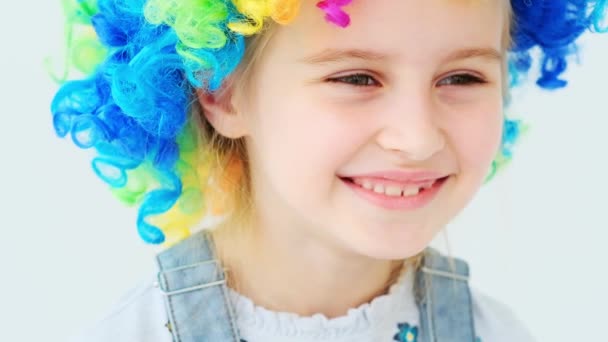 Ребенок в цветном парике — стоковое видео