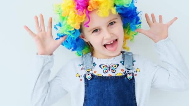 Barn i färgglada peruk — Stockvideo