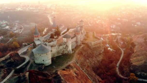 Salida del sol por encima de la fortaleza Kamianets-Podilskyi — Vídeos de Stock
