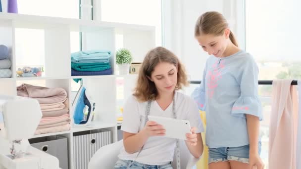 Sisters choosing new sketch — Stock Video