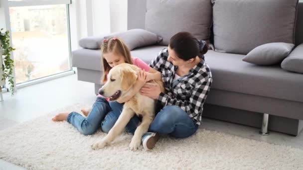 Flicka med mamma leker med hund — Stockvideo